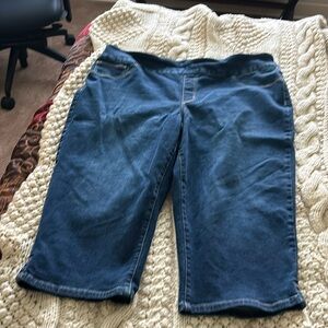 Slim leg Chicos capri jeans size 3